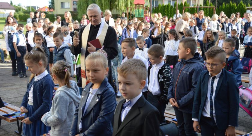 Inauguracja roku szkolnego i pasowanie na ucznia w PSP w Zakrzewie