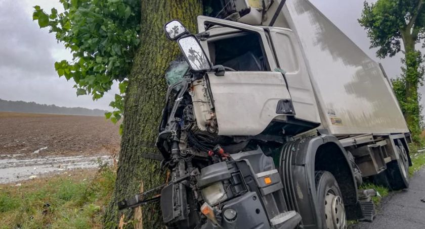Uderzył ciężarówką w drzewo