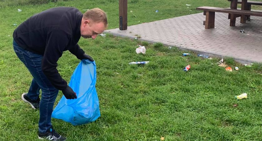 Wójt i przewodniczący rady sprzątali śmieci 