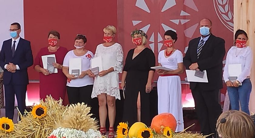 Dziarskie Babki z KGW Dzierzążenko z medalem od Premiera 
