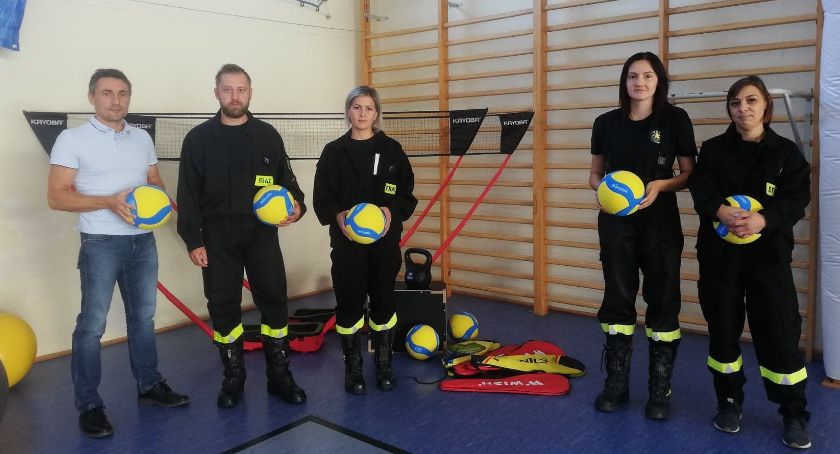 Strażacy z OSP Osówka przekazali sprzęt sportowy