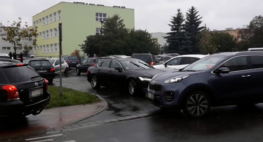Niebezpiecznie pod SP 3 w Złotowie