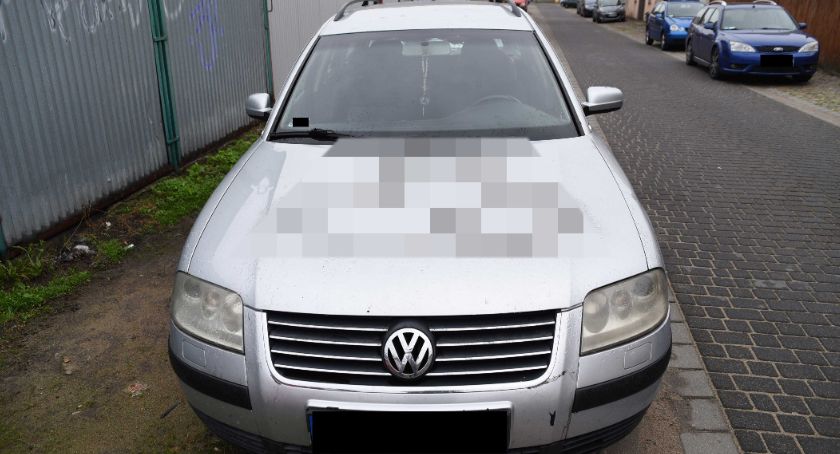 Zdewastowane auto w centrum Złotowa