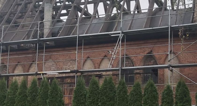 Remont dachu na kościele