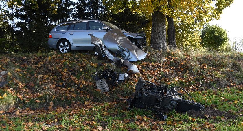 BMW uderzyło w drzewo