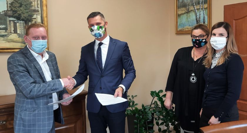 Podpisano umowe na budowę hali sportowej w Lipce
