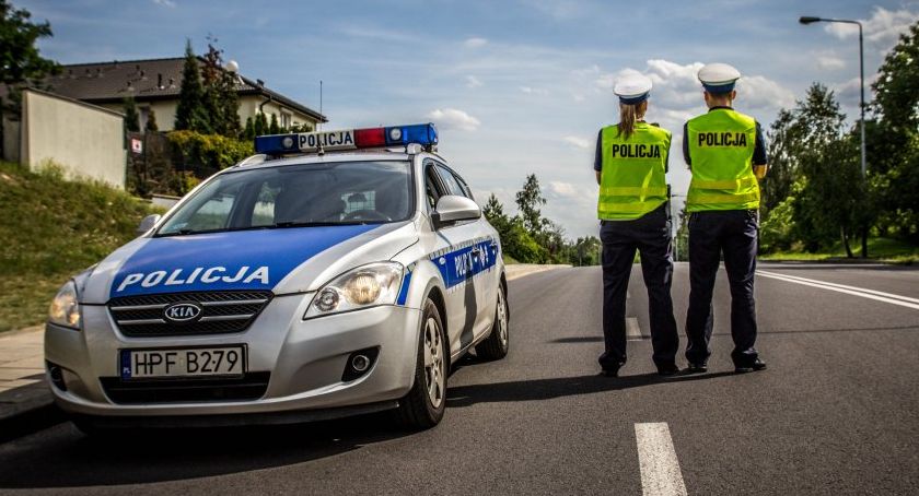 Źle zabezpieczony ładunek uszkodził auto