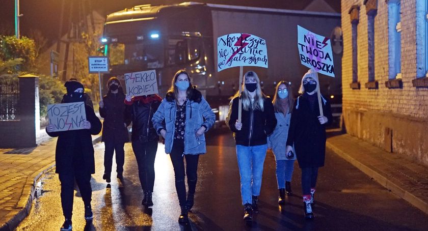Protest w ramach Ogólnopolskiego Strajku Kobiet przeszedł ulicami Łobżenicy