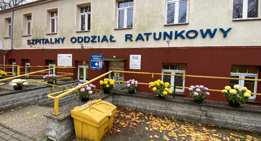 Zmarł w kolejce przed szpitalem