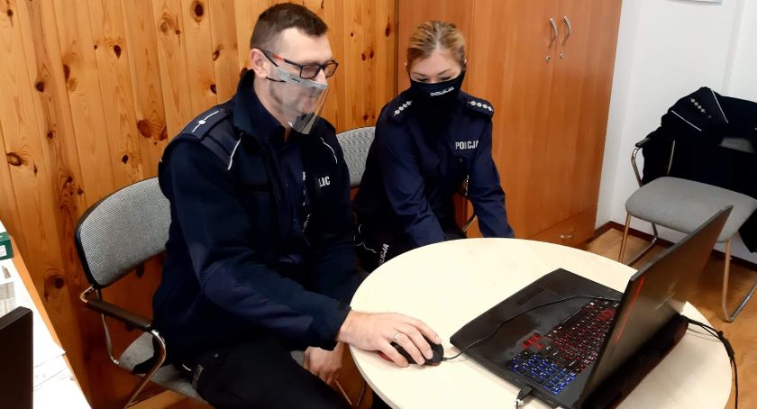 Policjanci przeprowadzili lekcję online