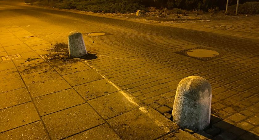 Staranował autem betonowe słupki