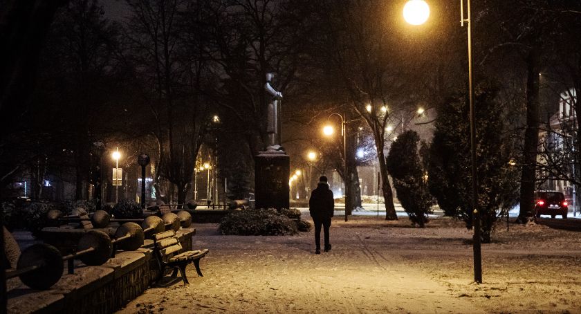 Ośnieżony Złotów nocą