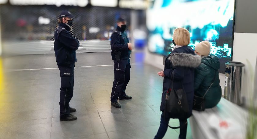 Policjanci sprawdzają sklepy i galerie