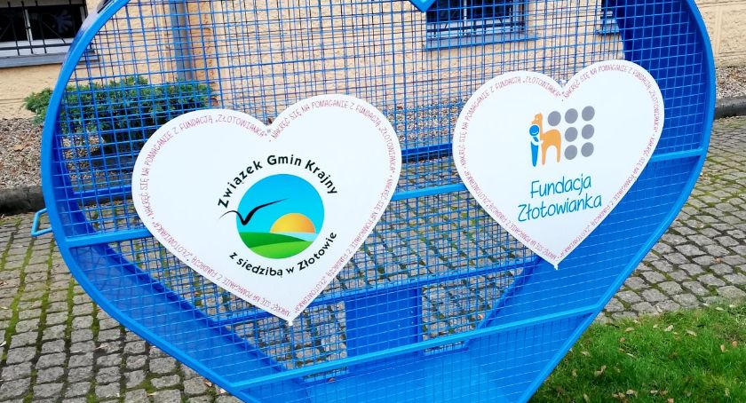 Wielkie serce przed budynkiem starostwa w Złotowie