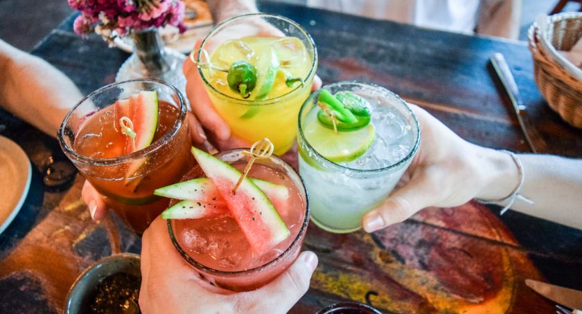 Sylwestrowy drink bar w zaciszu domu – poznaj smaki najlepszych koktajli