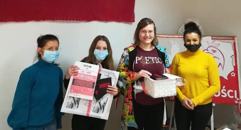 Upominki i dyplomy dla uczestników projektu Młodzi w rytmie Niepodległej