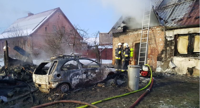 Pożar domu i samochodu w Buntowie