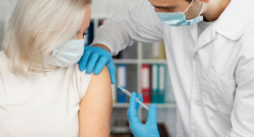 MZ: Zaszczepieni drugą dawką szczepionki zwolnieni z obowiązku kwarantanny