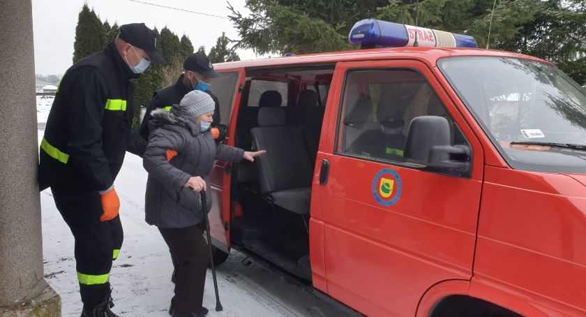 Strażacy dowożą osoby starsze do punktów szczepień