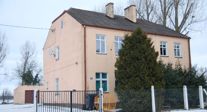 Budynki szkolne i mieszkalne na sprzedaż