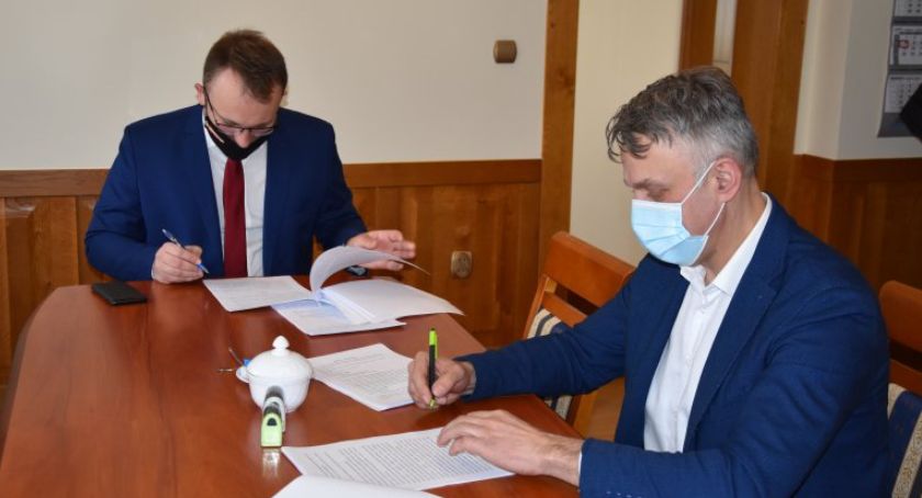 W Urzędzie Gminy Tarnówka podpisano umowy na realizację zadań inwestycyjnych