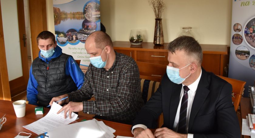 Podpisanie umów na realizację zadania z zakresu rozwoju sportu w Gminie Tarnówka w 2021r.