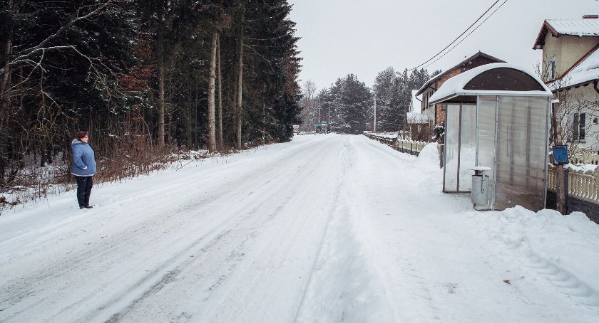 Jesienią błoto, a zimą śnieg