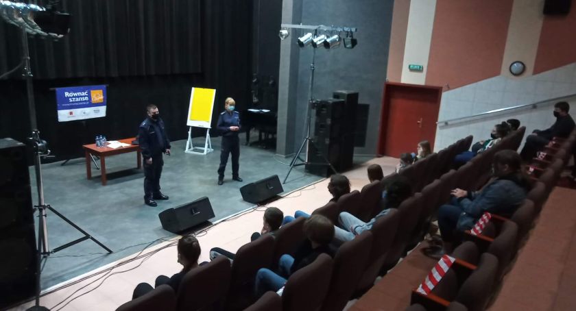 Spotkanie z policjantami w ramach projektu „Równać Szanse”.