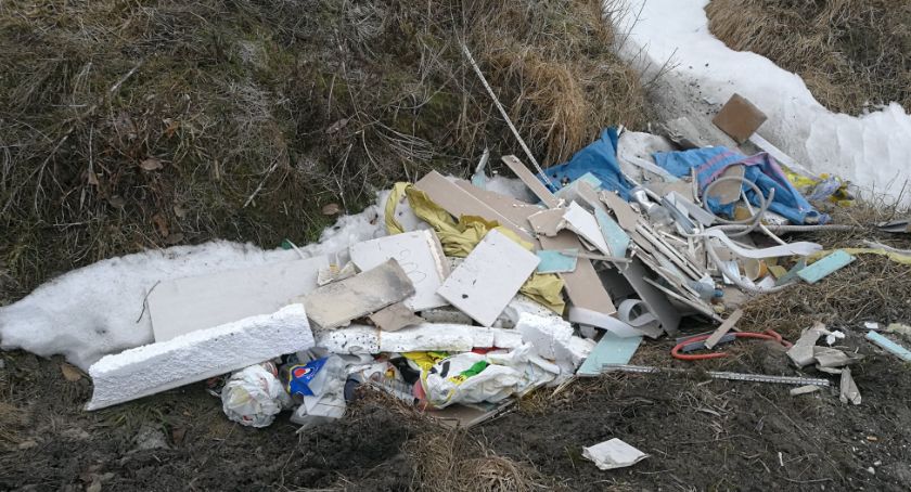 Wysypał śmieci przy drodze 