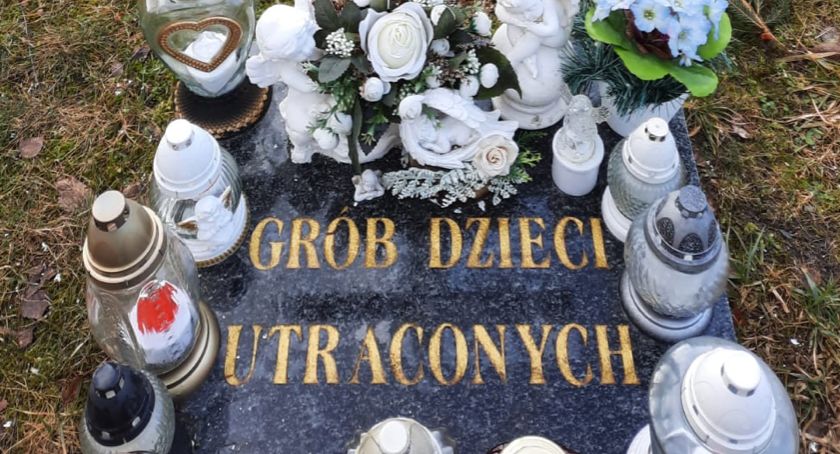 Uroczystość pogrzebowa dzieci martwo urodzonych w Złotowie