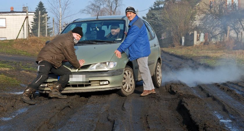 W błocie i po dziurach