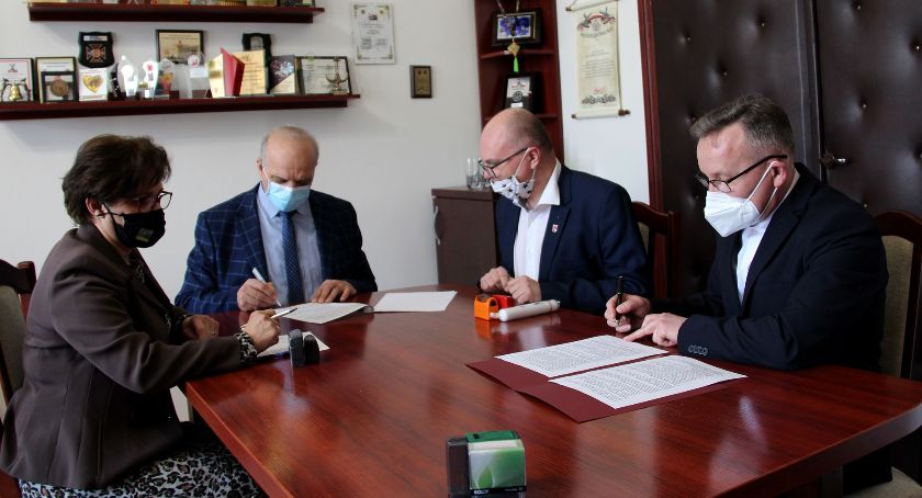 Podpisanie umowy na badania w kościele w Brokęcinie