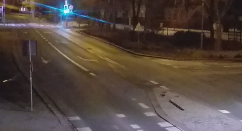 Pijana staranowała znaki na wysepce i uciekła z miejsca zdarzenia