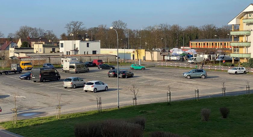 Płatny parking w dzień targowy świeci pustkami