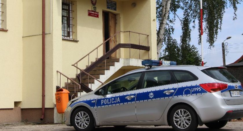 Akt wandalizmu na budynku jastrowskiego posterunku policji