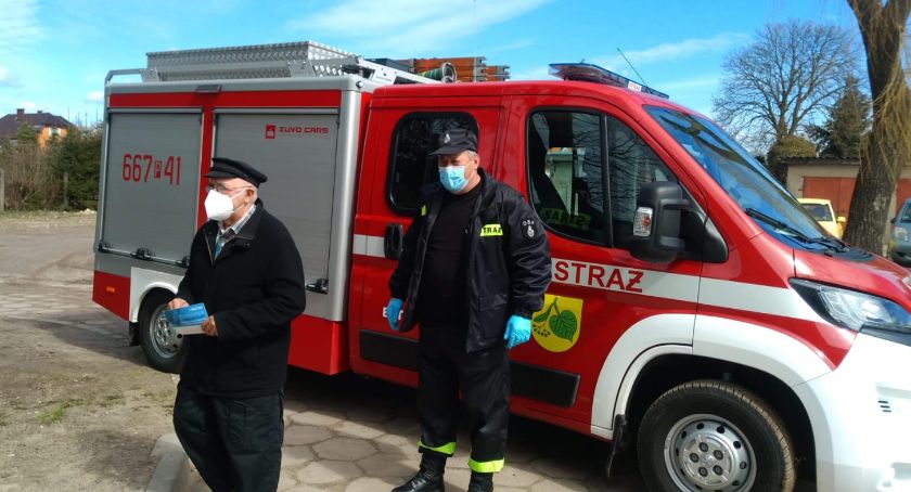 Strażacy dowożą seniorów do punktów szczepień