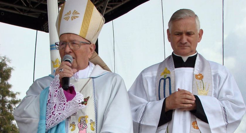 Biskupi honorowymi obywatelami