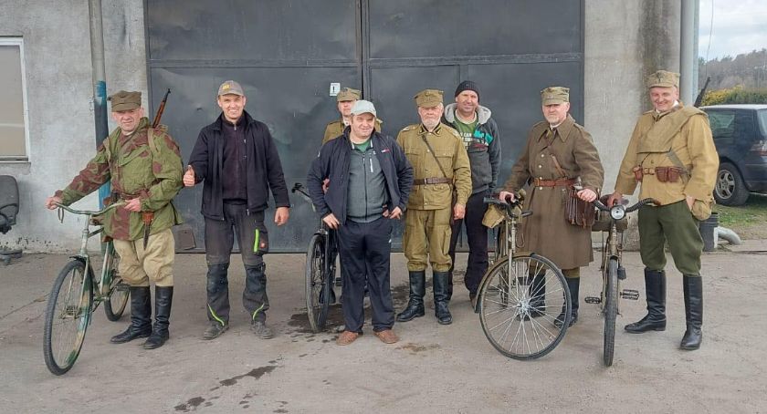 Żołnierze na rowerach przejechali przez Tarnówkę