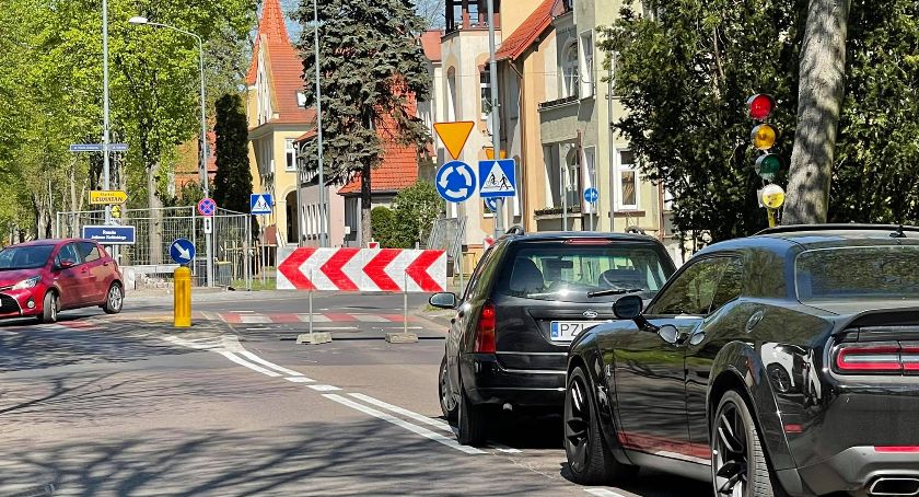 Ponad 5 minut w korku, czekając na zielone światło. 