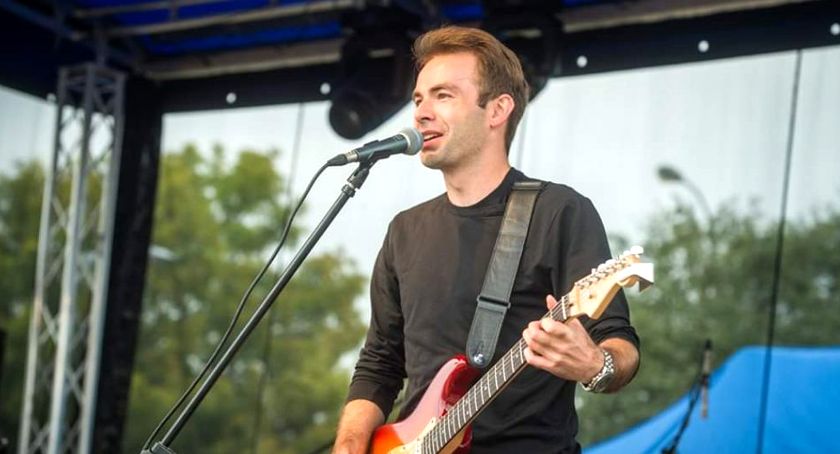 Chłopak z gitarą
