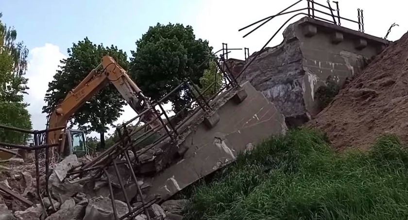 Wyburzono stary wiadukt kolejowy w Tarnówce