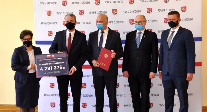 Podpisanie umów na dofinansowanie zadań drogowych