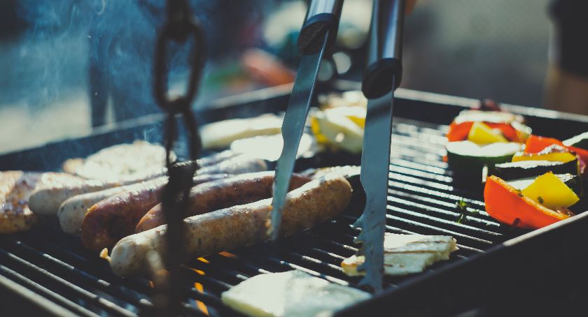 Biała kiełbasa z grilla — jak ją wybrać i jak dodać smaku?
