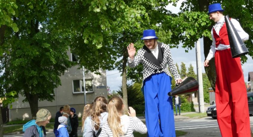 Szczudlarze przeszli ulicami Zakrzewa