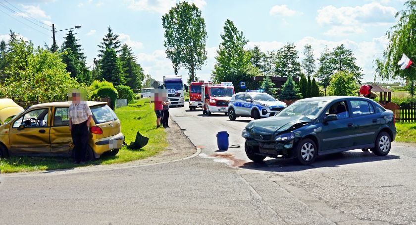 Zderzenie na DW242. Trzy osoby trafiły do szpitala