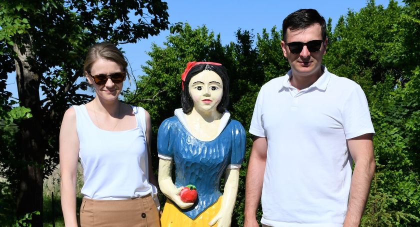 Królewna Śnieżka przy promenadzie