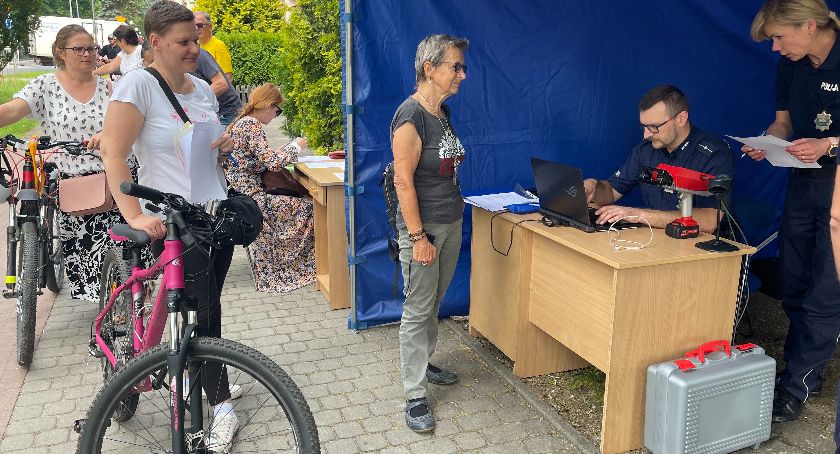 Policjanci znakują rowery