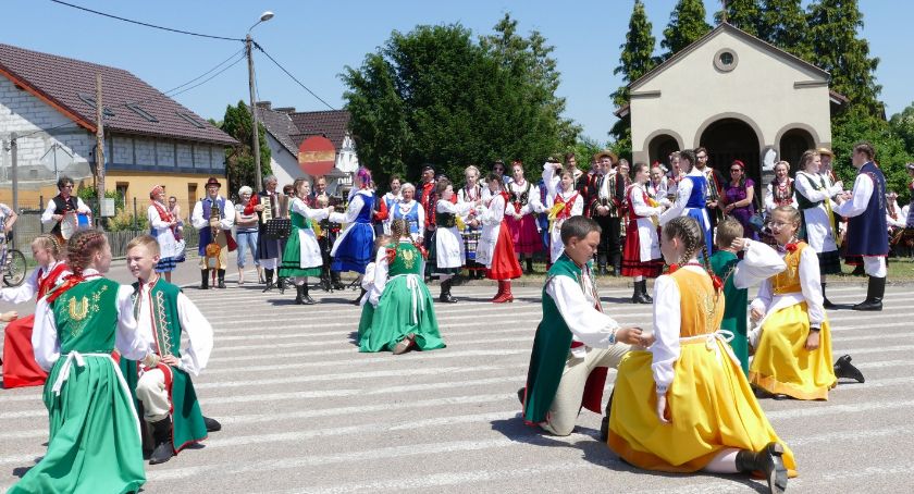 Uliczne popisy  tancerzy