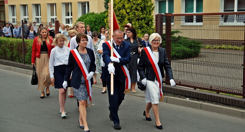 Poświęcenie i przekazanie nowego sztandaru dla Zespołu Szkół w Łobżenicy