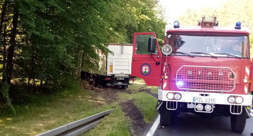 Kolizja dwóch samochodów ciężarowych w Lędyczku